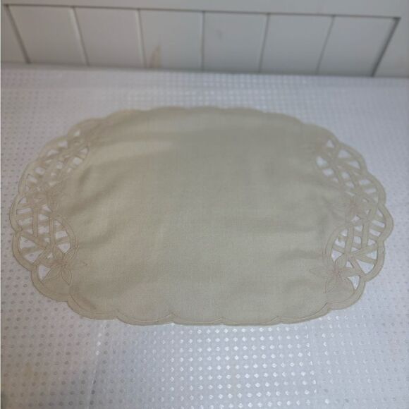 Vintage Ivory Cream Oval Scalloped Battenberg Placements Napkins Setting for 4 - Picture 2 of 5